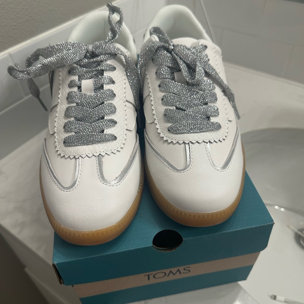 TOMS Collins White Sneakers with Silver Laces NWT